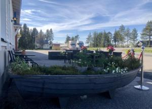 KeminmaaMotel Käpylä的一座种植了鲜花和植物的大型石材种植园