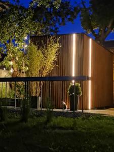 蒂米什瓦拉#outofboxproject tiny-home and garden house的前面有栅栏的建筑