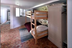 滨海圣佩Le Logis K, le charme au cœur de Saint Pair的一间卧室配有两张双层床。