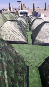 比利亚罗夫莱多Camelot的田野上一排绿色圆顶帐篷