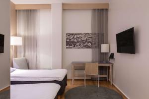 塞伊奈约基塞伊奈约基斯堪迪克酒店的酒店客房配有两张床和一张书桌