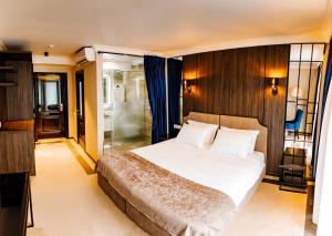 基希讷乌Lion's Hotel的一间卧室设有一张大床和淋浴