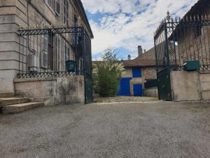 ChâteauponsacLe Chateau的通往蓝色车库的大楼的大门