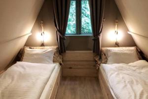 杜柏Tipi d'Amis的小型客房 - 带2张床和窗户