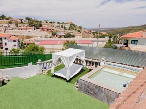 ValdelagunaCasa rural las Eras的一个带桌子和游泳池的庭院