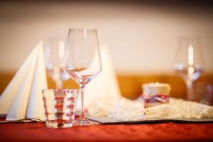 塞斯托Panorama的一张带蜡烛的桌子上的葡萄酒杯