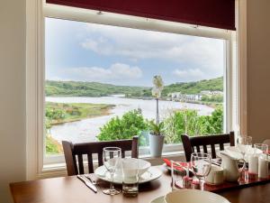克利夫登The Woodfield Hotel的一张桌子,从窗口可欣赏到河流美景