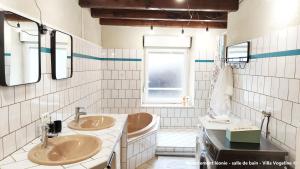 3 spacieux duplex tout confort à 200m des thermes de Bains-les-Bains dans les Vosges的一间浴室