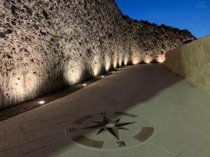 库列拉Colina del Sol Cullera - Villa Sol的走廊上设有石墙,上面有灯