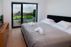 巴拉顿诺尔马迪Skyline Resort的一间卧室配有一张床,上面有两条毛巾