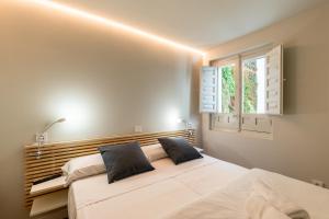 托莱多ToledoRooms VistaPark - Suites的一间卧室设有一张大床和一个窗户。