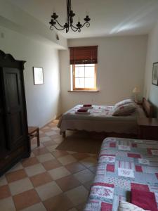 CesvaineBrīvdienu māja Dukāti的一间卧室设有两张床和窗户。