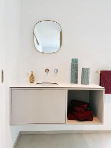 法拉恩Le Nine, b&b au coeur de Falaën的浴室设有白色水槽和镜子