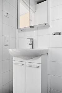 Sankt AnnaSkärgårdsbyn Hotell的白色的浴室设有水槽和镜子