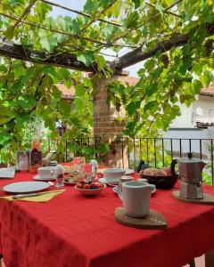 布拉马达莱娜别墅的一张桌子,上面有红色的桌布,上面有食物