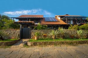 布希奥斯Pousada do Adriano的屋顶上设有太阳能电池板的房子