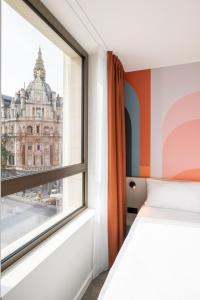 安特卫普B&B HOTEL Antwerpen Centrum的一间卧室设有窗户,享有建筑的景色