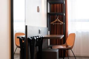 安特卫普B&B HOTEL Antwerpen Centrum的一间带桌椅的用餐室
