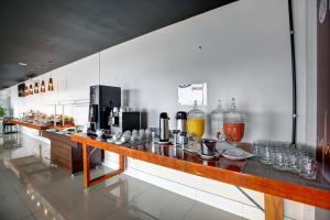 贝廷Go Inn Betim - MG的厨房配有带玻璃杯的吧台