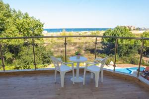 阳光海滩Amfibia Beach Complex的美景阳台配有桌椅