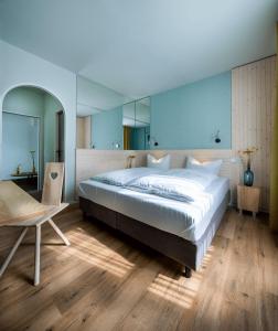埃尔克拉特Gartenhotel Fettehenne的卧室配有一张白色的大床和一张桌子