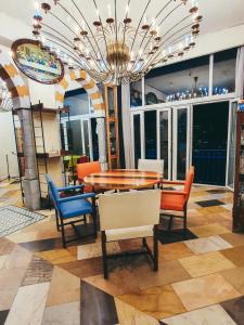 朱尼耶Damask Rose, Lebanese Guest House的一间带桌椅和吊灯的用餐室
