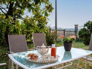 蒙卡尔沃Apartment Olivetta by Interhome的茶壶和一盘食物的桌子