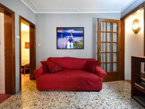 威尼斯Apartment Casa San Vio by Interhome的客厅里一张红色的沙发