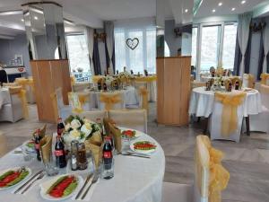 桑丹斯基Motel Thessaloniki的用餐室配有白色的桌子和白色的椅子
