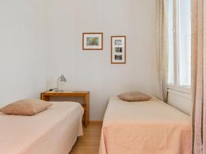 KukkolaHoliday Home Nuottiniemi 5 by Interhome的配有2张床的白色墙壁和窗户。