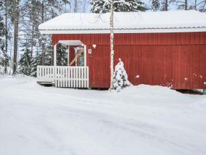 JuhanalaHoliday Home Rajala by Interhome的旁边一片雪地被红了