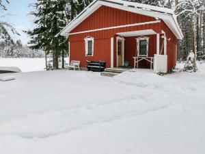 JuhanalaHoliday Home Rajala by Interhome的雪中带车道的红色房子