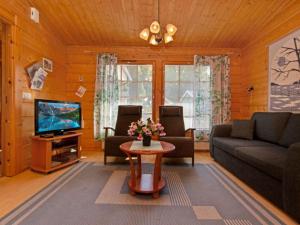 拉赫登佩拉雅佩荷雷波度假屋的带沙发和电视的客厅