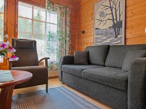 拉赫登佩拉雅佩荷雷波度假屋的客厅配有沙发和椅子