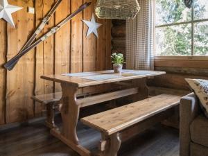 拉赫登佩拉Holiday Home Vuokatinportti a4 by Interhome的木墙客房内的桌子和长凳