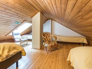 拉赫登佩拉Holiday Home Yläperho 2 by Interhome的客房设有两张床和木制天花板。