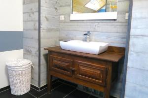 ArlosL'Ôberge的浴室设有白色水槽和镜子