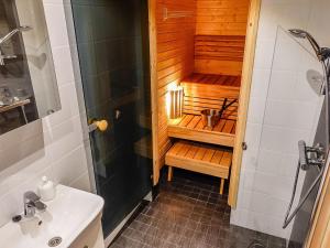 萨利色尔卡Holiday Home Pikkuporo b by Interhome的带淋浴和盥洗盆的浴室