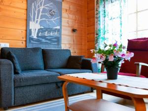拉赫登佩拉耶拉佩霍奥斯托度假屋的带沙发和咖啡桌的客厅