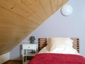 ArlosL'Ôberge的一间卧室设有一张木天花板床。