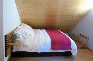 ArlosL'Ôberge的一间卧室设有一张木天花板床。