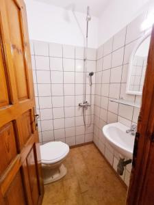 桑丹斯基Motel Thessaloniki的一间带卫生间和水槽的浴室
