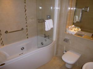 基拉尼International Hotel Killarney的带浴缸、卫生间和盥洗盆的浴室