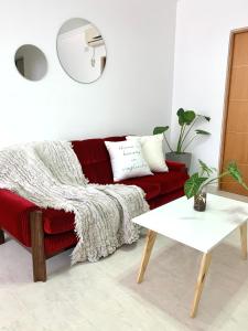 科隆Venezia Aparts的客厅配有红色的沙发和桌子