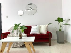 科隆Venezia Aparts的客厅配有红色的沙发和桌子