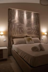 卡尔塔尼塞塔Oasi Smart Rooms的一间卧室配有一张大床和大床头板