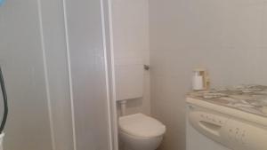圣萨尔沃Villa Francisca的白色的浴室设有卫生间和水槽。
