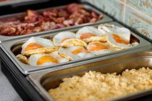 布拉格康特皇家酒店的装满鸡蛋和其他食物的托盘