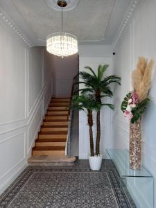 埃尔瓦斯Elvas the Queen Residence的走廊上设有楼梯、吊灯和棕榈树
