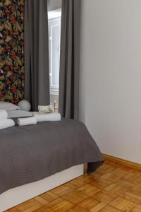 埃尔瓦斯Elvas the Queen Residence的一间卧室设有两张床和窗户。